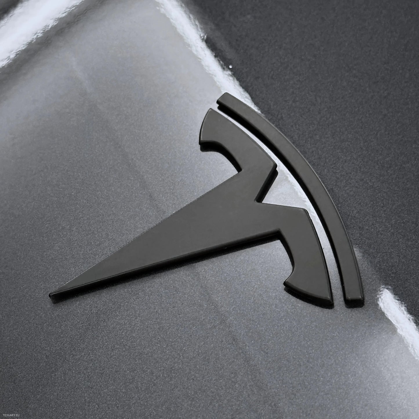 Tesla model 3/y přední logo černé, uhlík, chrom, červená