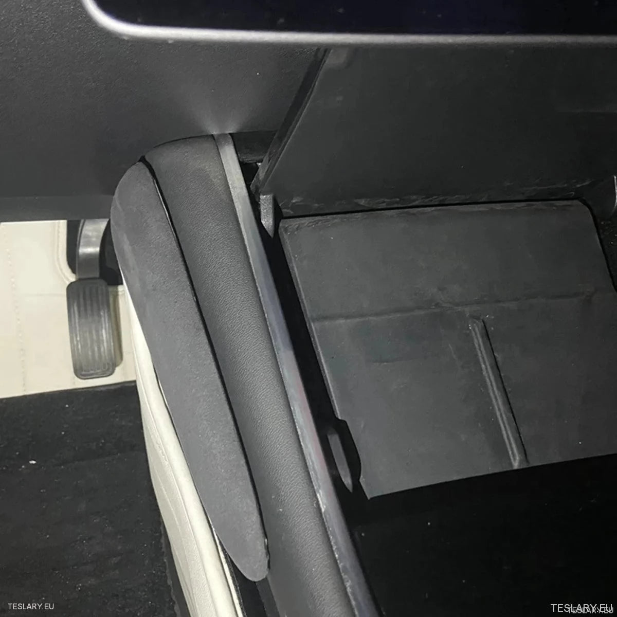 Knee Protection Pads in Alacantara Black Leather for Tesla 3/Y with Logo - TESLARY Tesla Shop Accessories Europe Nederlands Ireland Deutschland Espana Alicante France Italia