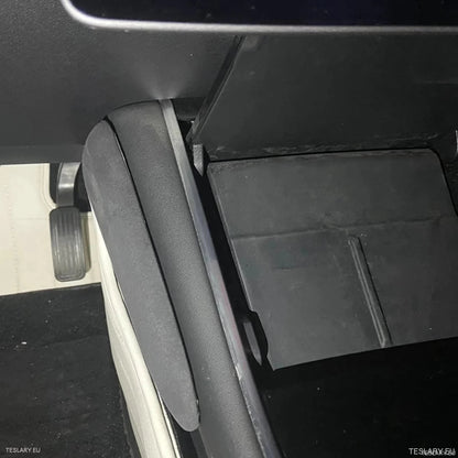 Knee Protection Pads in Alacantara Black Leather for Tesla 3/Y with Logo - TESLARY Tesla Shop Accessories Europe Nederlands Ireland Deutschland Espana Alicante France Italia
