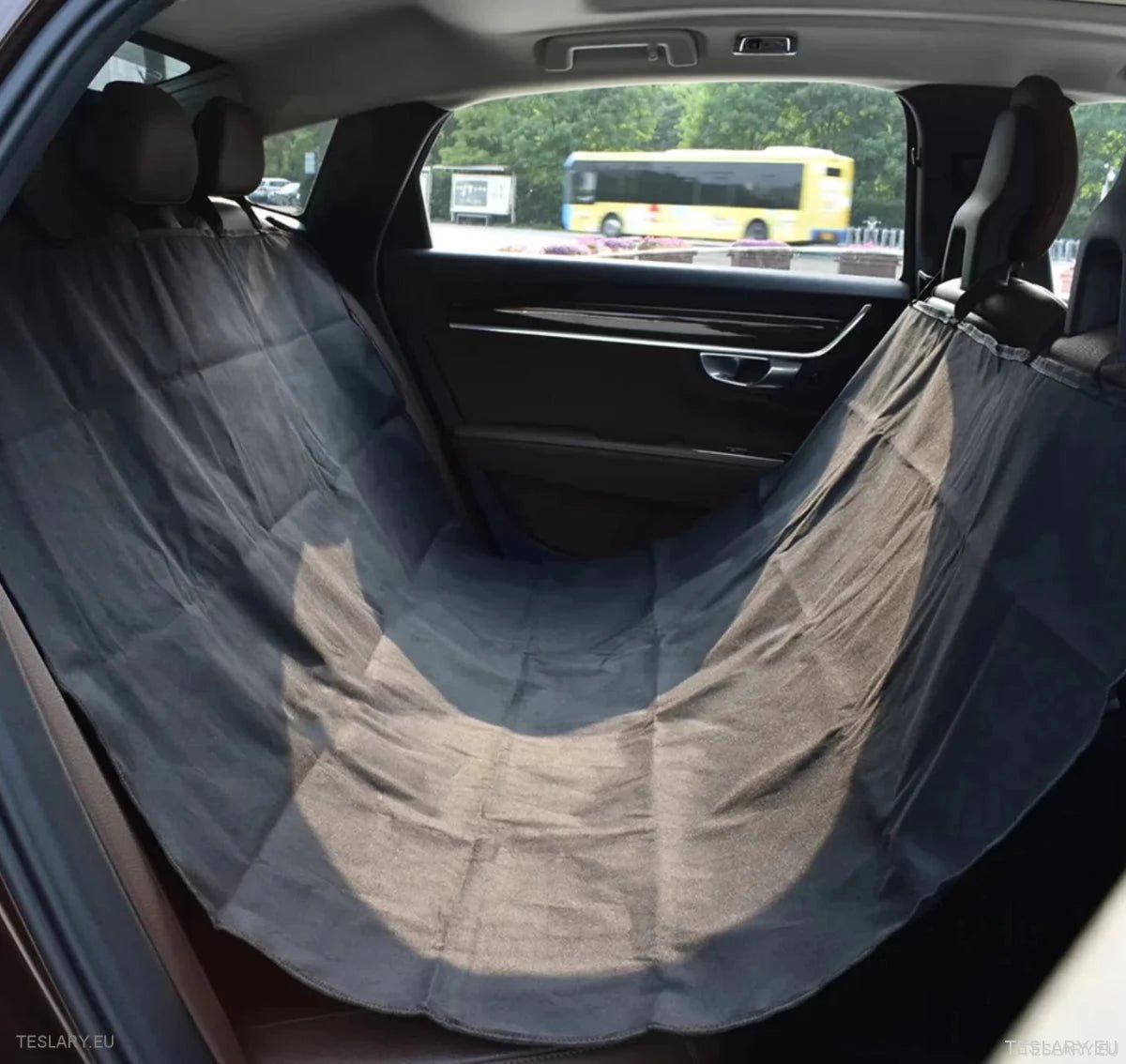 Robust Dog Car Seat Cover for Back Seat Suitable for Tesla Models 3 , Y & S - TESLARY Tesla Shop Accessories Europe Nederlands Ireland Deutschland Espana Alicante France Italia