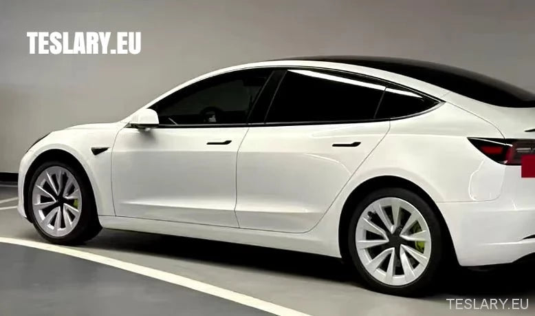 Tesla-malli 3 18" Täysikokoiset hopeanväriset ja mustat urheilulliset pyöränkapselit