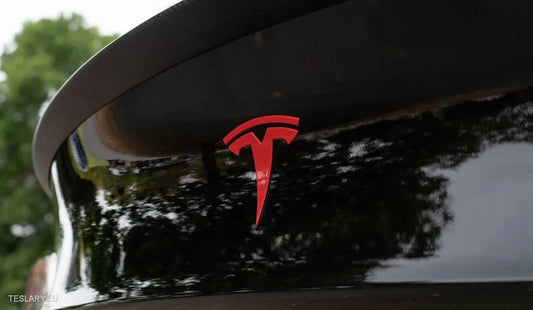 Tesla Model 3/Y aftari hala merki svart, kolefni, króm, rautt